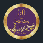 Aimant 50 fabuleuses notes d'or violet<br><div class="desc">Arrière - plan élégante et violette avec des notes de musique en faux or et un cadre en faux or pour une fête de 50e anniversaire pour elle. Avec le texte : 50 et fabuleux. Modèles pour l'âge et le nom. Lettres d'or et nombre.</div>