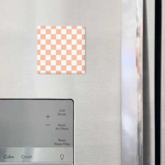 Aimant à damiers carré pêche et blanc rétro géométrique (In situ (réfrigérateur))