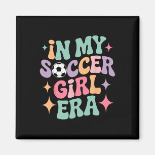 Aimant À l'ère de ma fille footballeuse Tee Groovy Pieds