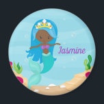 Aimant African American Mermaid Girl Cute Custom Beach<br><div class="desc">Un mignon aimant pour enfants sous l'océan bleu pour une belle Africaine Américaine qui aime nager en été avec des sirènes. Elle est dotée d'une jolie sirène aux cheveux noirs nageant autour du beau corail de l'océan.</div>
