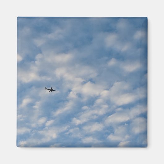 Aimant Airplane Crossing a Cloud-Filled Blue Sky (Devant)