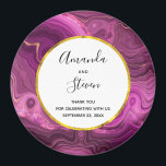 Aimant Améthyste Violet Et Or Agate Mariage Merci<br><div class="desc">Un aimant de remerciement mariage avec un design abstrait élégant. Couleur améthyste violet foncé avec des rubans d'or nichés entre des strates stratifiées. Un design riche et magnifique. En haut,  un cadre en cercle blanc avec une fausse bordure en feuille d'or,  avec votre texte personnalisé à l'intérieur.</div>