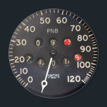 Aimant Ancienne jauge de compteur de vitesse de voiture v<br><div class="desc">Ce cadeau de voiture classique s'inspire du compteur de vitesse d'une vieille voiture de course. Une voiture de sport classique comme celle-ci aurait eu des cadrans et des jauges faits à la main, ce qui n'est rien d'autre que de l'art automobile. Ce cadran de speedometer spécifique provient du tableau de...</div>