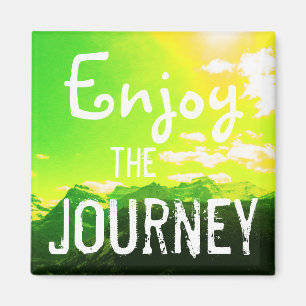 Aimant Appréciez les montagnes de voyage avec le ciel