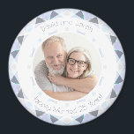 Aimant Argent 25e anniversaire Mariage Keepsaké cadeau<br><div class="desc">Joli Silver Grey 25e anniversaire Mariage Keepsaké Photo Magnet cadeau. En variations de gris doux pour votre vingt-cinquième année de mariage. Une bordure ronde motif géométrique moderne entoure l'image au milieu. Remplacez la photo sur cet aimant frigidaire économique par une photo de votre fête mariage. Le texte par défaut en...</div>