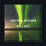 Aimant aurores boréales Aurora Borealis Mariage de ciel n<br><div class="desc">Lumières du Nord,  aimant Mariage Aurora Borealis. Ciel nocturne,  étoiles,  aimant de montagne. Personnalisez avec vos Noms et la date du Mariage.</div>