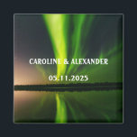 Aimant aurores boréales Aurora Borealis Mariage de ciel n<br><div class="desc">Lumières du Nord,  aimant Mariage Aurora Borealis. Ciel nocturne,  étoiles,  aimant de montagne. Personnalisez avec vos Noms et la date du Mariage.</div>