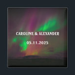 Aimant aurores boréales Aurora Borealis Mariage de ciel n<br><div class="desc">Lumières du Nord,  aimant Mariage Aurora Borealis. Ciel nocturne,  étoiles,  aimant de montagne. Personnalisez avec vos Noms et la date du Mariage.</div>