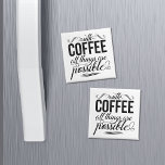 Aimant Avec Café, Tout Est Possible<br><div class="desc">Face à la journée avec une tasse de joe et ce mignon rappel qu'avec le café,  tout est possible. Magnet présente le guillemet en noir et blanc de styles de typographie mixte.</div>