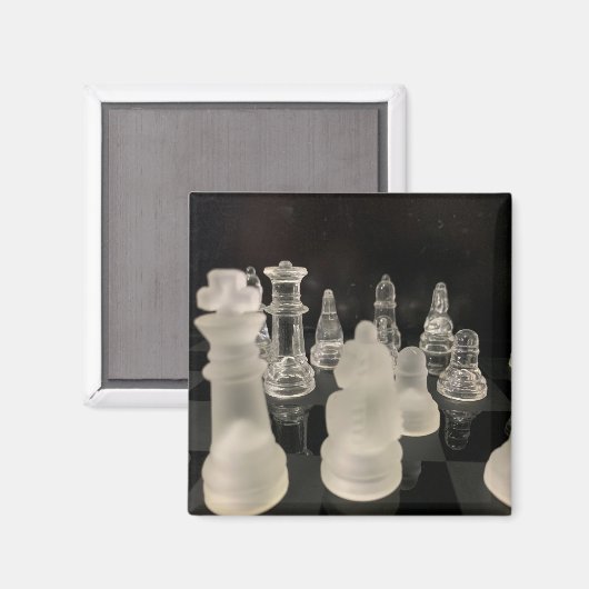 Aimant avec image d'échecs. Arrière - plan noir. (Recto/Verso)