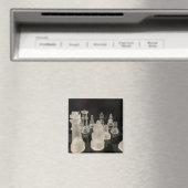 Aimant avec image d'échecs. Arrière - plan noir. (In Situ (Lave-vaisselle))