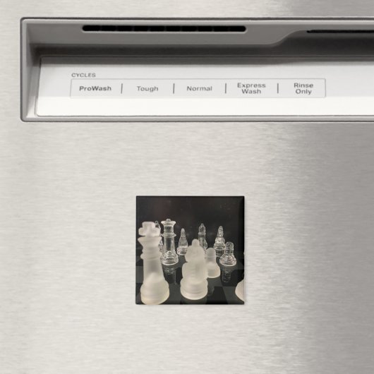 Aimant avec image d'échecs. Arrière - plan noir. (In Situ (Lave-vaisselle))