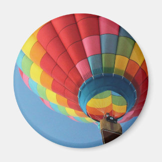 Aimant Ballon à air chaud arc-en-ciel avec panier