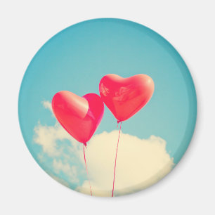 Aimant Ballons du Coeur Rouge contre ciel nuageux