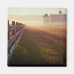 Aimant Barrière brumeuse de la ferme de matin au lever