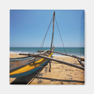 Aimant Bateau de pêche amarré sur la plage