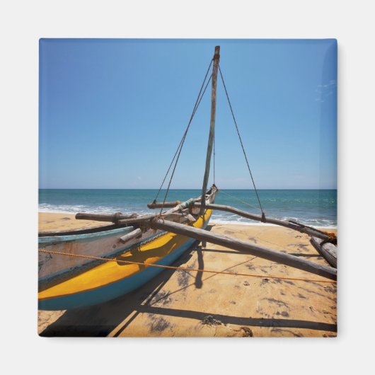 Aimant Bateau De Pêche Amarré Sur La Plage (Devant)