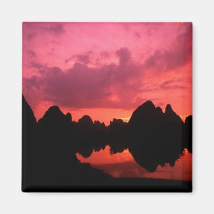 Aimant Belle couleur au coucher du soleil sur des montagn