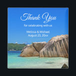 Aimant Belle Mer Tropicale Côte Rocheuse Mariage Faveur<br><div class="desc">Un aimant mariage vous remercie avec une photo d'une plage d'océan bleu turquoise avec de gros rochers éparpillés le long de la côte. Région tropicale claire et ensoleillée.</div>