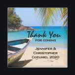 Aimant Belle plage tropicale avec un Mariage en bateau à<br><div class="desc">Mariage merci aimnet avec une scène de plage tropicale idyllique. Une eau turquoise et limpide et une plage de sable brun. Quelques feuilles de palmiers accrochés au-dessus. Un vieux bateau à rames en bois se trouve sur la plage. Un paysage serein et paisible.</div>