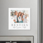 Aimant Besoins élégants Meilleur Ami Photo<br><div class="desc">Ce simple et élégant aimant photo carré d'inspiration boho est une belle façon de célébrer l'amitié pendant les vacances. L'avant offre de l'espace pour une photo préférée, avec "Besties" en dessous dans une police serif classique, et du texte en script souple pour ajouter vos noms ou un court message. Conçu...</div>