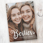 Aimant Besoins meilleurs amis personnalisation noms photo<br><div class="desc">Aimant frigo avec vos photos personnalisées et le texte "Besties" avec les noms personnalisés ci-dessous.</div>