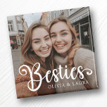 Aimant Besoins meilleurs amis personnalisation noms photo<br><div class="desc">Aimant frigo avec votre photo personnalisée et le texte "Besties" avec les noms personnalisés ci-dessous.</div>