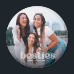 Aimant Bestie Typographie tendance<br><div class="desc">Célébrez votre amitié avec votre bestie/s avec ce mignon aimant photo avec "besties" en lettres transparentes tendance le long du fond avec nom/s.</div>