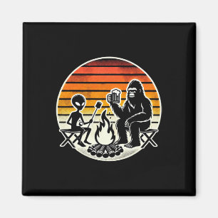 Aimant Bigfoot et alien en camping buvant de la bière