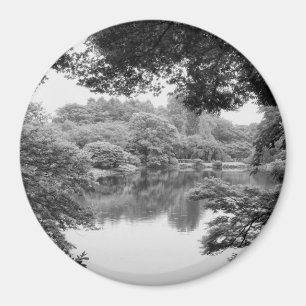Aimant Black and white, cool, unique nature et lake