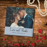 Aimant Bleu Poussiéreux Élégant Mariage Amour et Remercie<br><div class="desc">Partagez votre gratitude avec cet élégant aimant de mariage « Amour et Remerciements » Bleu Poussiéreux. Le devant présente votre photo de mariage préférée ainsi que vos noms personnalisés et la date, créant un souvenir que vos invités vont chérir. Un petit cadeau de remerciement parfait qui est à la fois...</div>