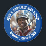Aimant Blue Marching Band Photo High School Spirit<br><div class="desc">Ce cool customisé de la photo du groupe de marche du lycée présente la typographie blanche de votre équipe et le nom du joueur sur un aimant bleu. Personnalisez avec la photo de votre élève et l'année de classe comme un parent fier. Un père et une mère peuvent porter ces...</div>