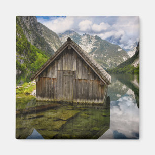 Aimant Boathouse dans le lac Obersee dans les Alpes en Al