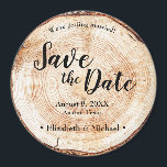 Aimant Bois rustique Mariage unique Enregistrer la date<br><div class="desc">Personnalisez ce mariage unique Enregistrer la Date cercle magnets. Il dispose d'un disque de bois coupé,  parfait pour votre mariage rustique.</div>