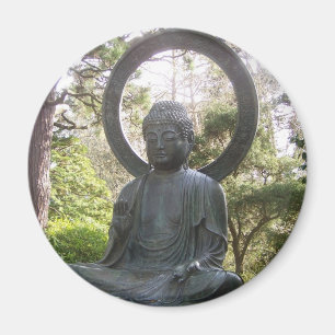 Aimant Bouddha dans le jardin de thé japonais