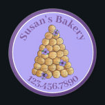 Aimant Boulangerie pâtisserie Chef Croquembouche Mariage<br><div class="desc">Le design présente une illustration originale d'une croquembouche, un gâteau mariage traditionnel à base de choux (choux), garni de fleurs violettes. Idéal pour un gâteau mariage, boulangerie, pâtisserie française, wedding planner, ou toute autre activité nuptiale ou mariage. Customisez simplement avec vos informations. Ne vois-tu pas ce que tu cherches ?...</div>