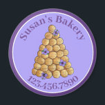 Aimant Boulangerie pâtisserie Chef Croquembouche Mariage<br><div class="desc">Le design présente une illustration originale d'une croquembouche, un gâteau mariage traditionnel à base de choux (choux), garni de fleurs violettes. Idéal pour un gâteau mariage, boulangerie, pâtisserie française, wedding planner, ou toute autre activité nuptiale ou mariage. Customisez simplement avec vos informations. Ne vois-tu pas ce que tu cherches ?...</div>