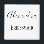 Aimant Bridesmaid noir et blanc cursive<br><div class="desc">Offrez à votre femme de ménage un aimant de réfrigérateur personnalisé à conservation. Son nom sera représenté en caractères cursifs noirs avec "Bridesmaid" écrit en dessous. Si belle personnaliser à toi aujourd'hui !</div>