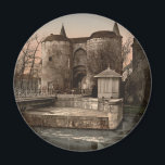 Aimant Bruges - Gand Gate, Belgique<br><div class="desc">Impression photomécanique de la porte Gand à Bruges, Belgique, prise vers la fin du 19ème siècle. La photographie montre la belle architecture ancienne de la porte le long du bord de l'eau, avec un pont menant au portail par-dessus l'eau. Photo publiée avec l'aimable autorisation de la Bibliothèque du Congrès LC-DIG-ppmsc-05639....</div>