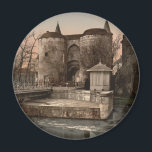 Aimant Bruges - Gand Gate, Belgique<br><div class="desc">Impression photomécanique de la porte Gand à Bruges, Belgique, prise vers la fin du 19ème siècle. La photographie montre la belle architecture ancienne de la porte le long du bord de l'eau, avec un pont menant au portail par-dessus l'eau. Photo publiée avec l'aimable autorisation de la Bibliothèque du Congrès LC-DIG-ppmsc-05639....</div>