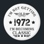 Aimant Cadeau d'anniversaire vintage personnalisé<br><div class="desc">Vous pouvez ajouter un peu d'originalité à votre collection de placards avec ce design graphique d'anniversaire classique vintage avec une police de typographie impressionnante, est une excellente idée cadeau pour les hommes, femmes, maris, femme petite amie, et un petit ami qui aimeront cette oeuvre unique. Le meilleur cadeau de vacances...</div>