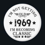 Aimant Cadeau d'anniversaire vintage personnalisé<br><div class="desc">Vous pouvez ajouter un peu d'originalité à votre collection de placards avec ce design graphique d'anniversaire classique vintage avec une police de typographie impressionnante, est une excellente idée cadeau pour les hommes, femmes, maris, femme petite amie, et un petit ami qui aimeront cette oeuvre unique. Le meilleur cadeau de vacances...</div>