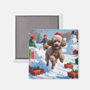 Aimant Caniche courant dans la neige avec un chapeau de N