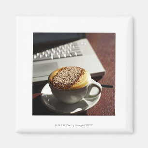 Aimant Cappuccino devant l'ordinateur portable