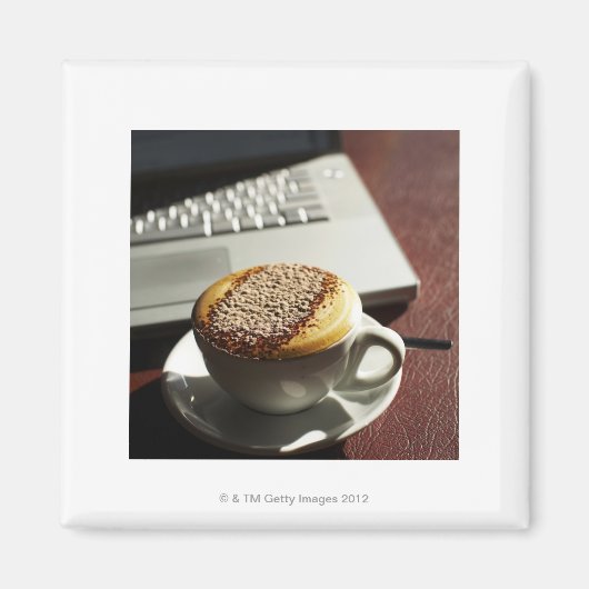 Aimant Cappuccino devant l'ordinateur portable (Devant)