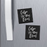 Aimant Carpe Ce Effet Diem Hand Citation Lettrée<br><div class="desc">Donnez-vous une double dose de motivation et d'humour avec notre aimant noir et blanc avec "carpe qui effing diem" dans la typographie manuscrite de style brosse. Une vision ludique et moderne de l'expression latine classique.</div>