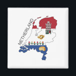 Aimant Carte et drapeau du Pays-Bas<br><div class="desc">Carte du Pays-Bas avec les rayures horizontales rouge,  blanc et bleu de son drapeau à l'intérieur du drapeau. Quelques objets associés au pays décorent la carte,  dont une ligne de tulipes,  un tour de fromage et des chaussures en bois.</div>