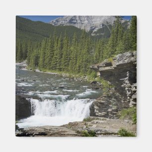 Aimant Cascades avec le rebord de roche et une montagne