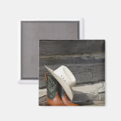 Aimant Casquette Cowboy sur bottes de cowboy devant un ca (Recto/Verso)