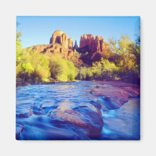 Aimant Cathedral Rock reflétant dans Oak Creek, Arizona